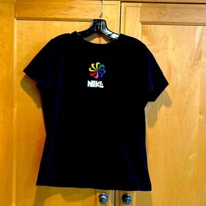 Nike Women’s Black W/Pinwheel Embroidery Short Sleeve Tee.  Size XL